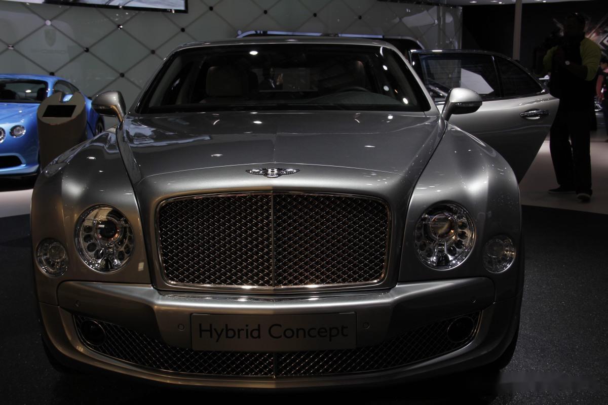 宾利bentayga是一款引人注目的豪华suv,它在多个方面都表现出色.