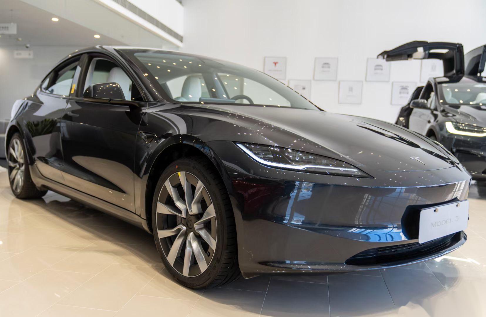 特斯拉model 3焕新版,沈阳首台试驾车体验视频剪辑中,撕膜不用付订金