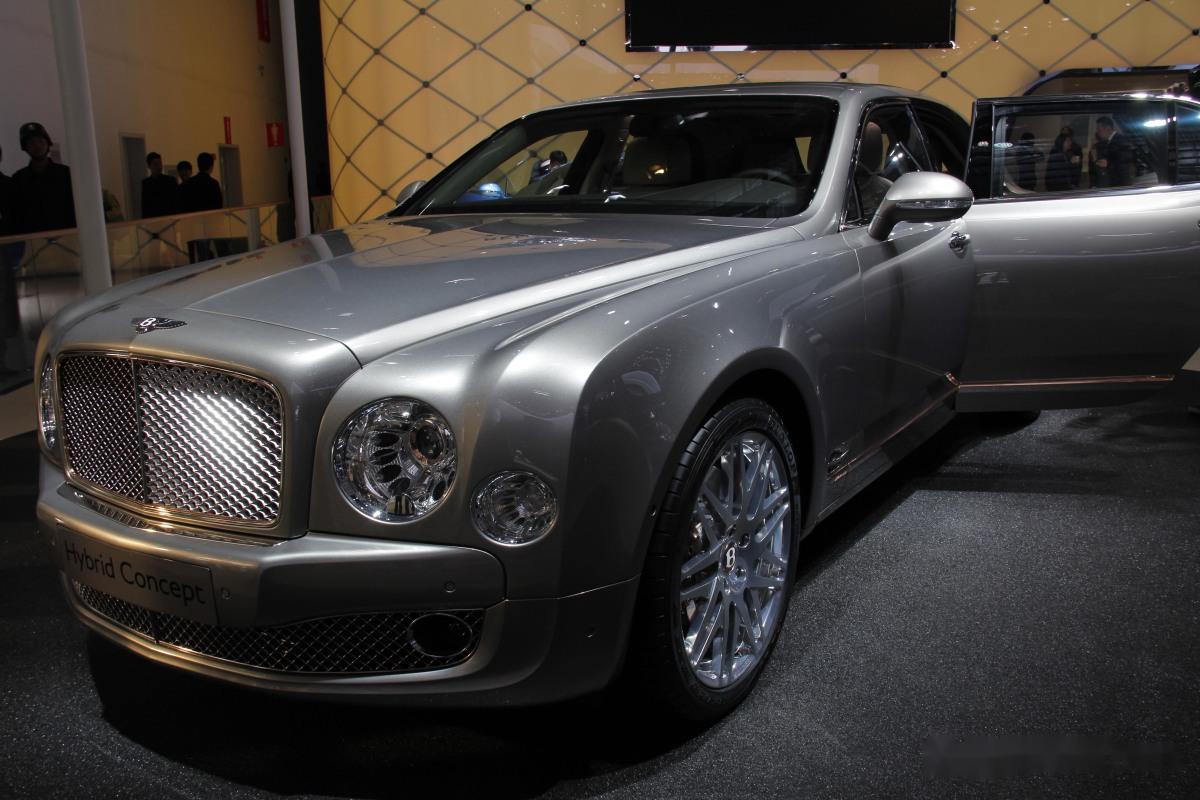 宾利bentayga是一款引人注目的豪华suv,它在多个方面都表现出色.