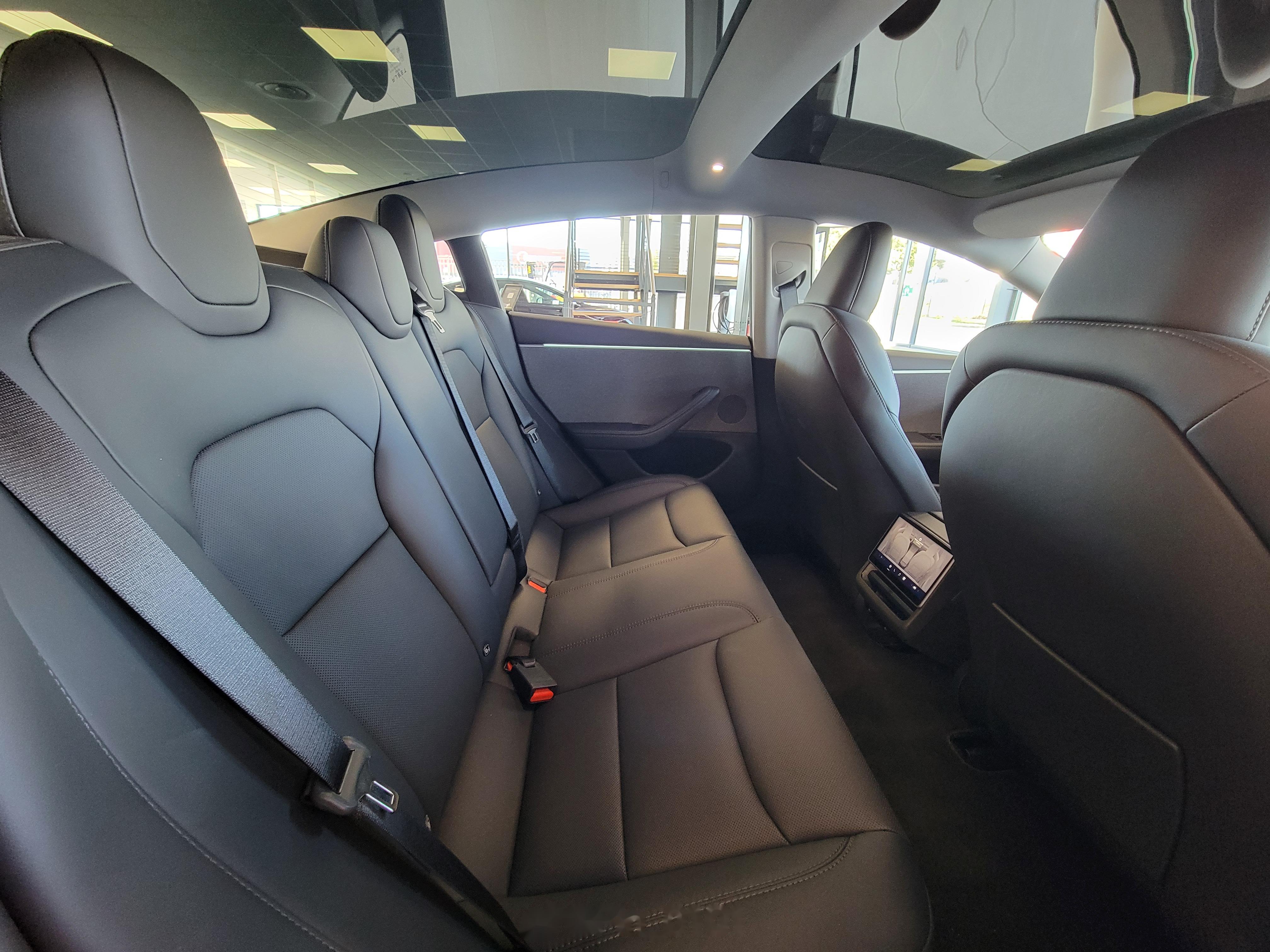 浅看一下model 3焕新版,这个新的7双辐条的铝合金轮辋是真好看啊 内饰