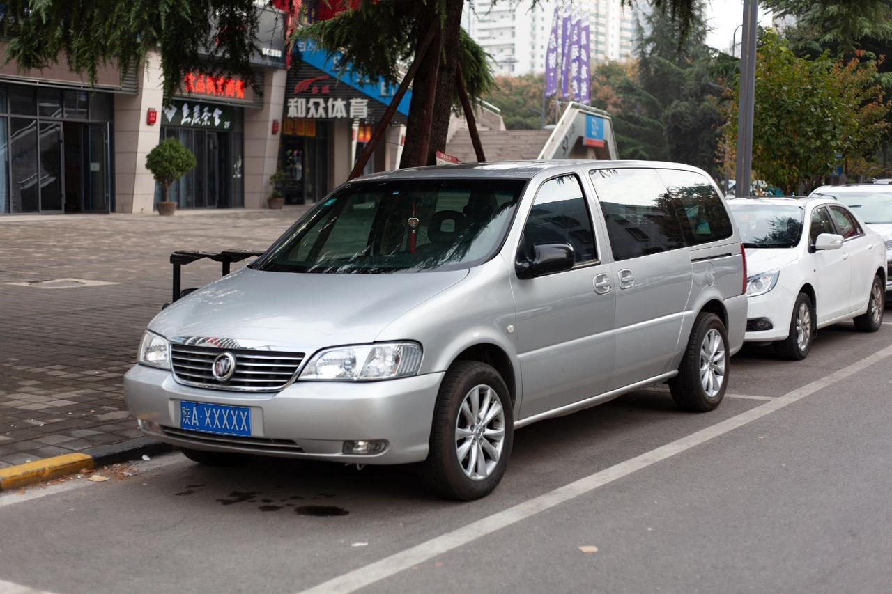 今天拍的是老款gl8.这辆车于2010年出厂,距今13年.