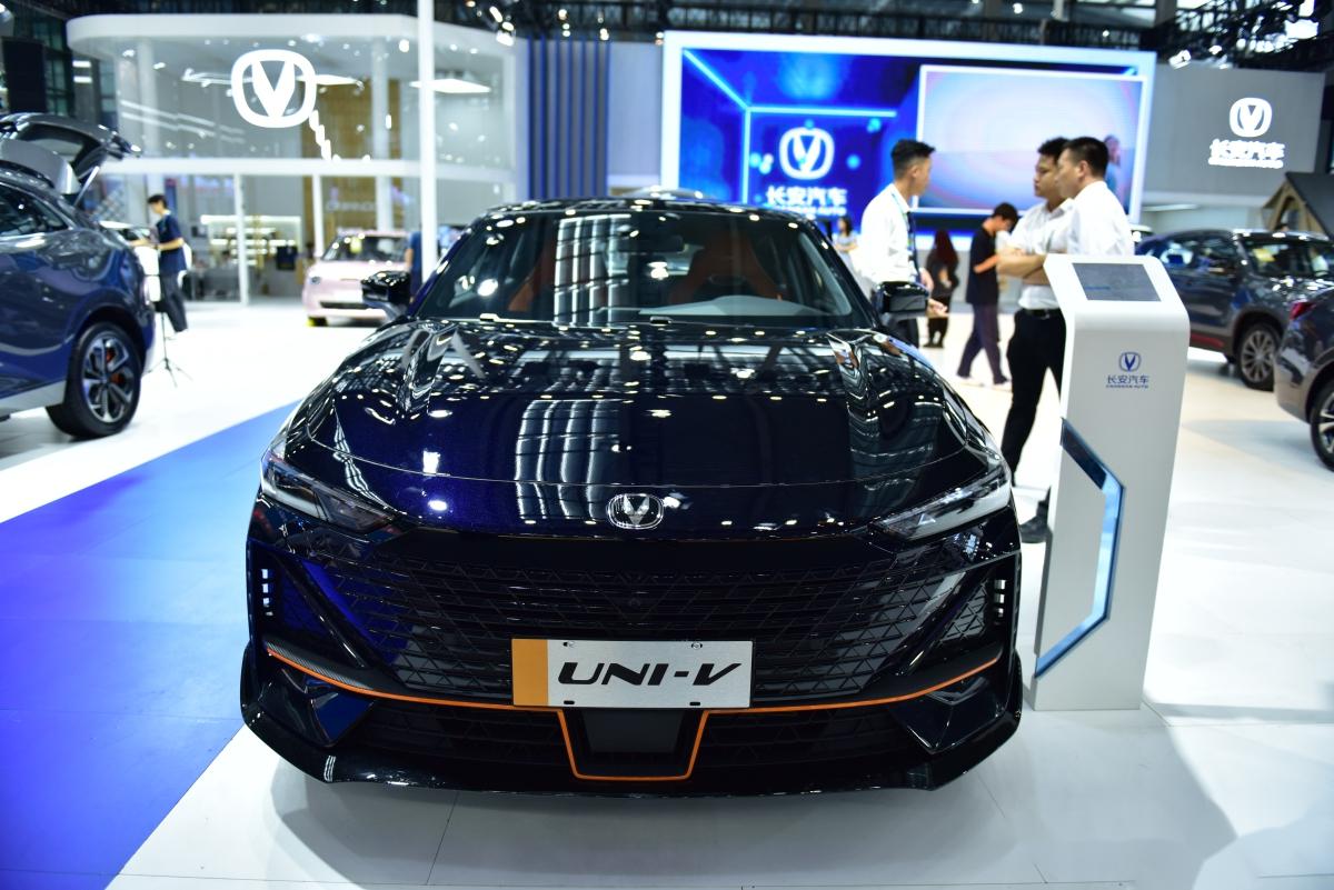 长安uni-v是一款深受年轻消费者欢迎的国产轿跑车型,以其前卫长安uni