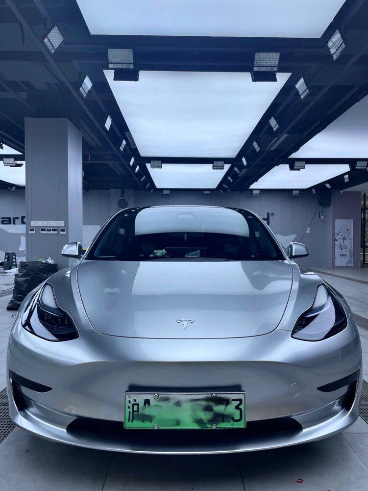 特斯拉model3天蓝色图片