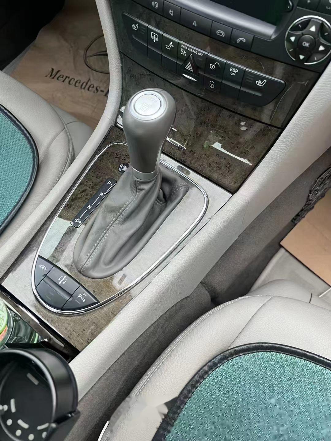 我看我朋友发了台可牛的车出来,07年奔驰e500,大v8,一手3万公里,3万