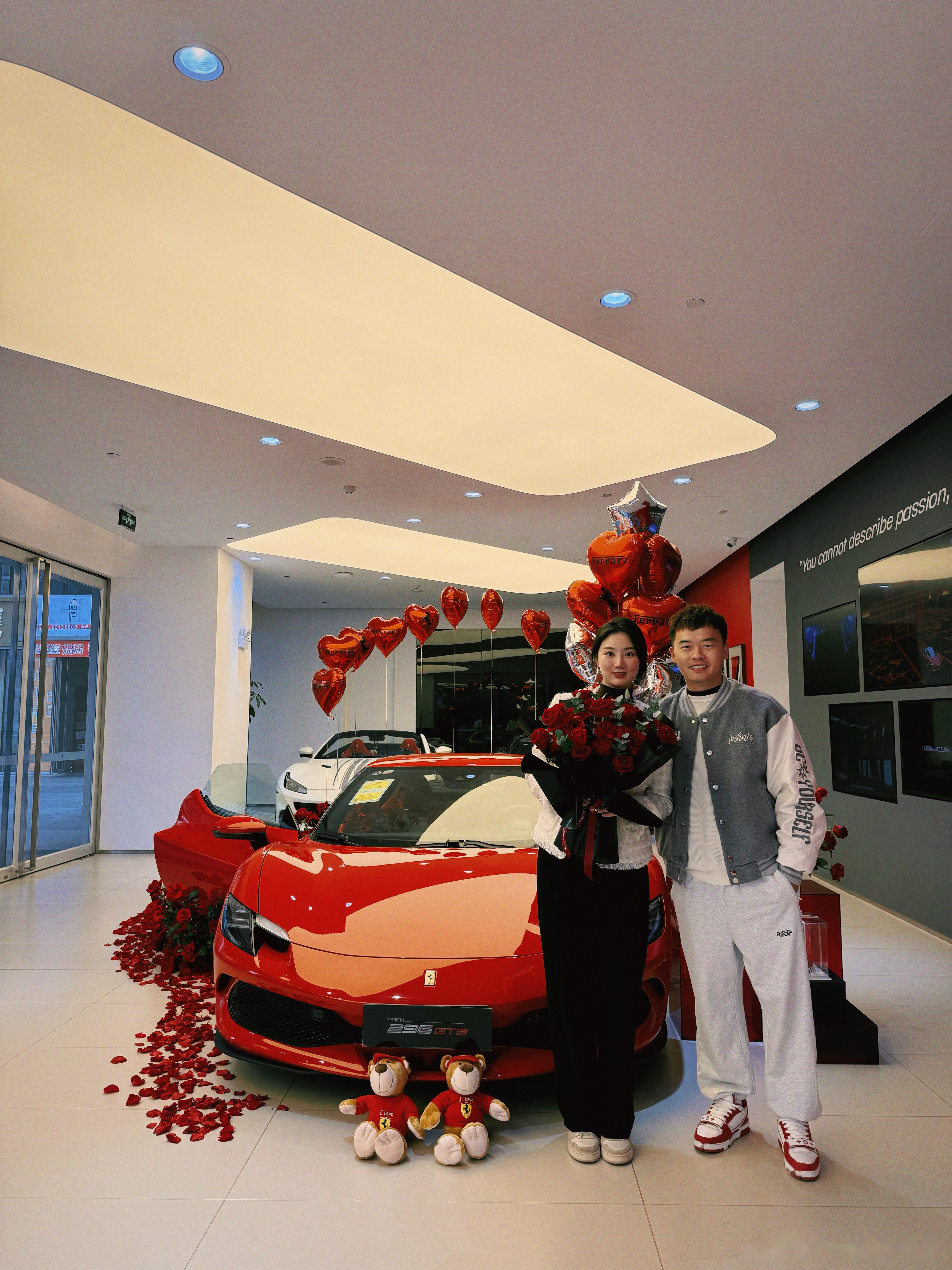法拉利296提车 原以为人到三十,结婚当爹,和超跑无缘了,感谢老婆理解