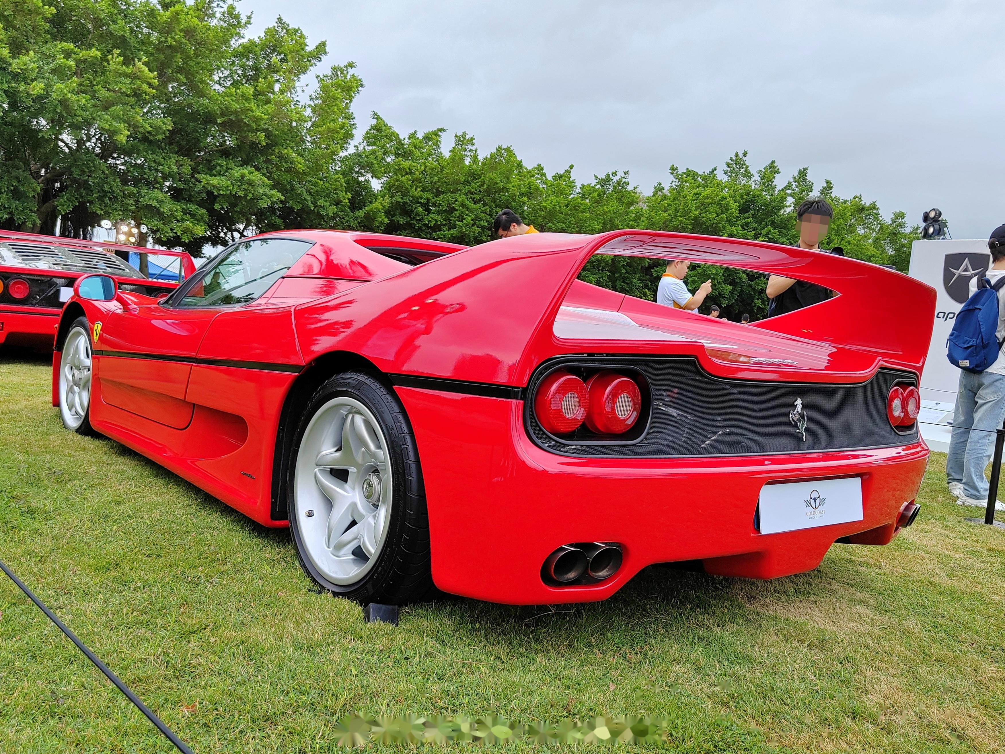 法拉利还是老车耐看… f40,f50分别是纪念法拉利建厂40和50周年的车型