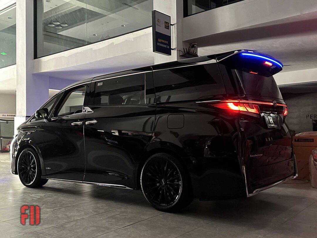 丰田威尔法40系,第七项:尾翼