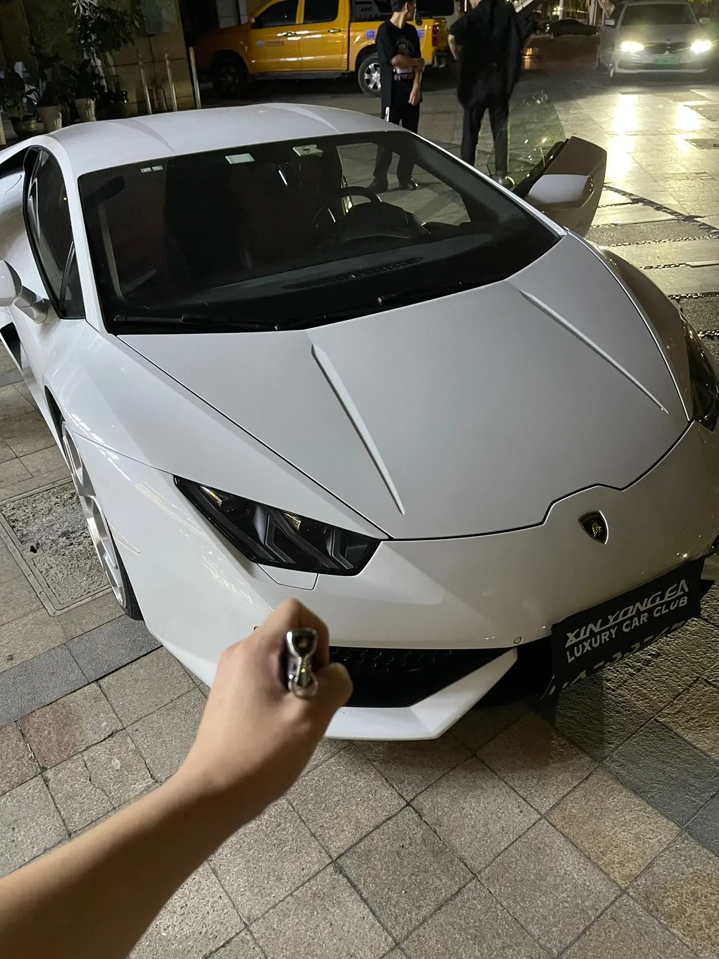 兰博基尼飓风lp610-4(白外红内) 5.2l|610匹马力|v10