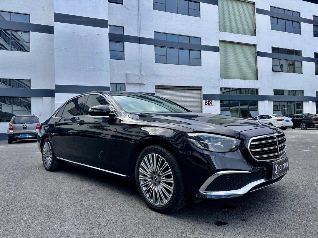 奔驰e300 提车一年 还是扛不住 贴了车衣