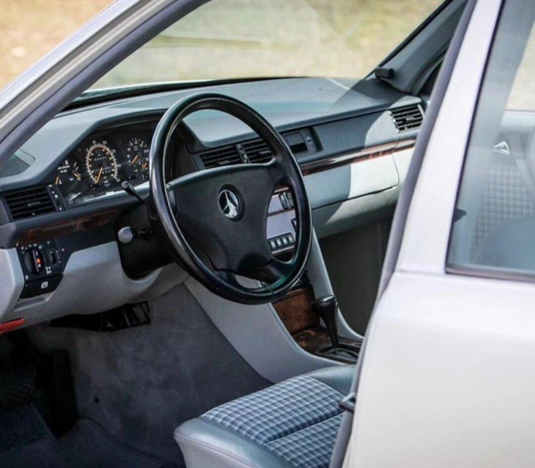 憨豆霸气座驾揭秘!奔驰e500超越过亿迈凯伦!