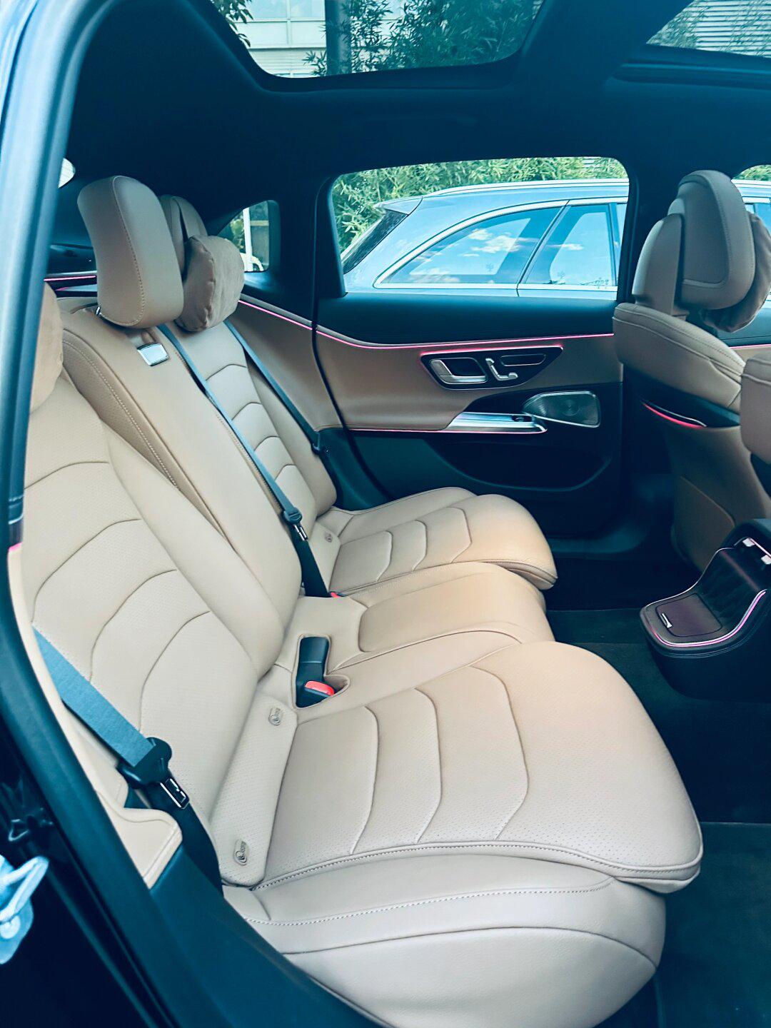 奔驰新款e实车外景图