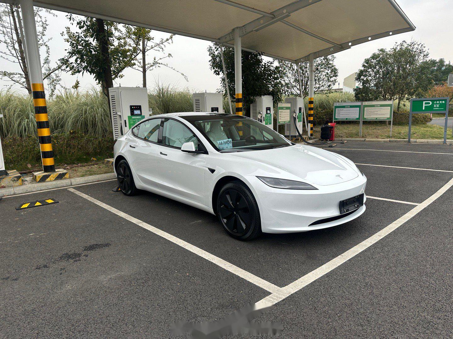 第一次见特斯拉model 3焕新版,果然白色的实车颜值挺高的,全新造型的