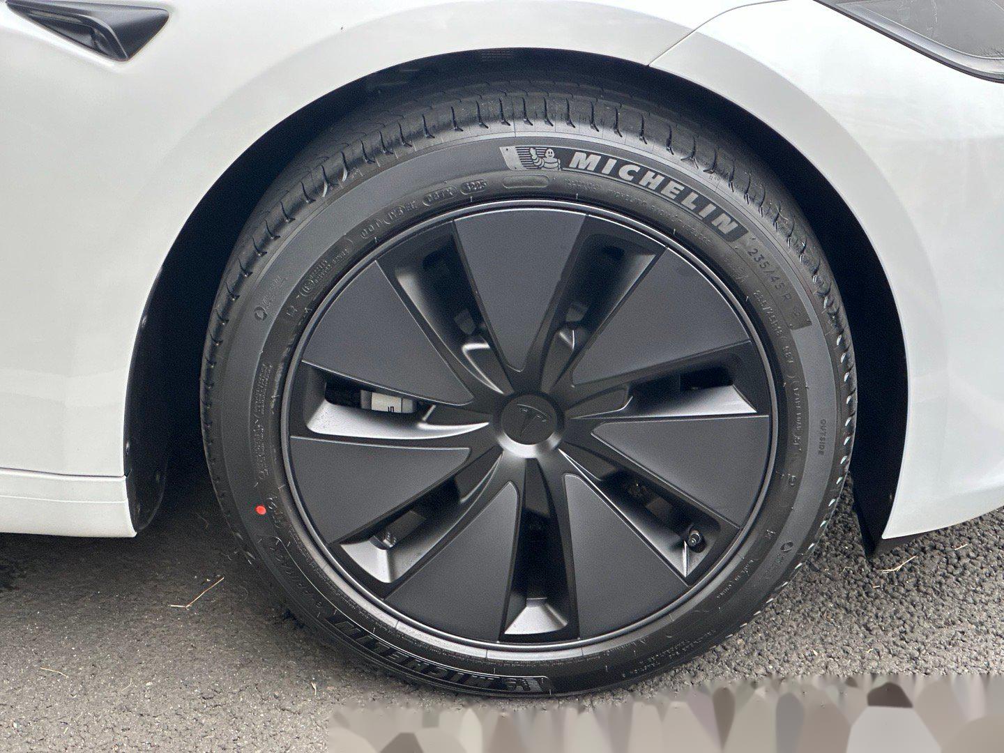 特斯拉model 3焕新版,果然白色的实车颜值挺高的,全新造型的轮毂也好