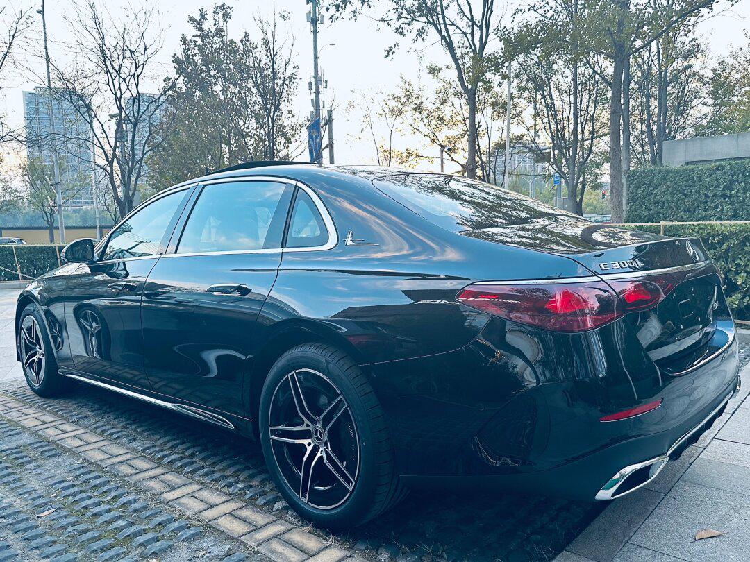 奔驰新款e实车外景图