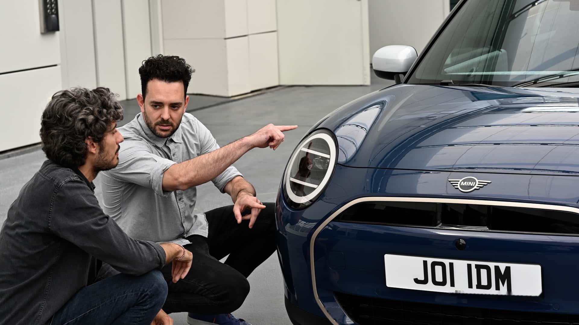 纯电版本的小mini,我喜欢这些有人味儿的图片,看过了那些风景美丽