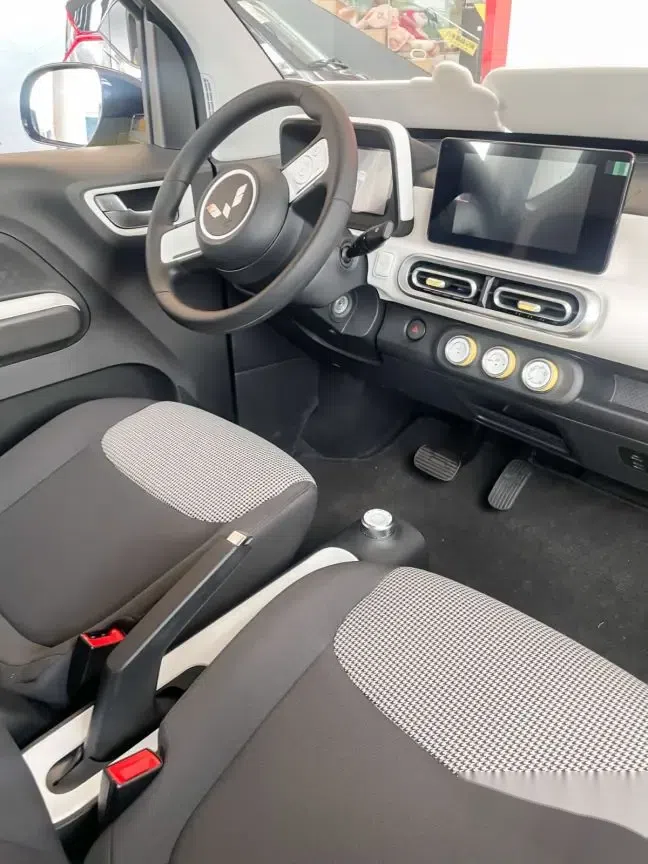 今天去看车啦～很喜欢五菱的第三代mini马