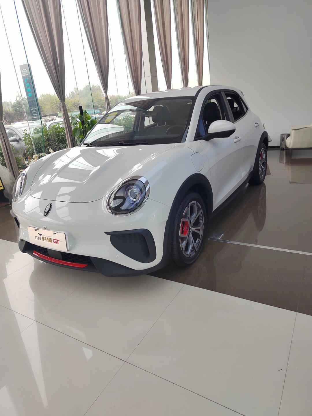 欧拉好猫gt外观复古优雅,是女神车中的颜值担当,内饰简单大气,运动