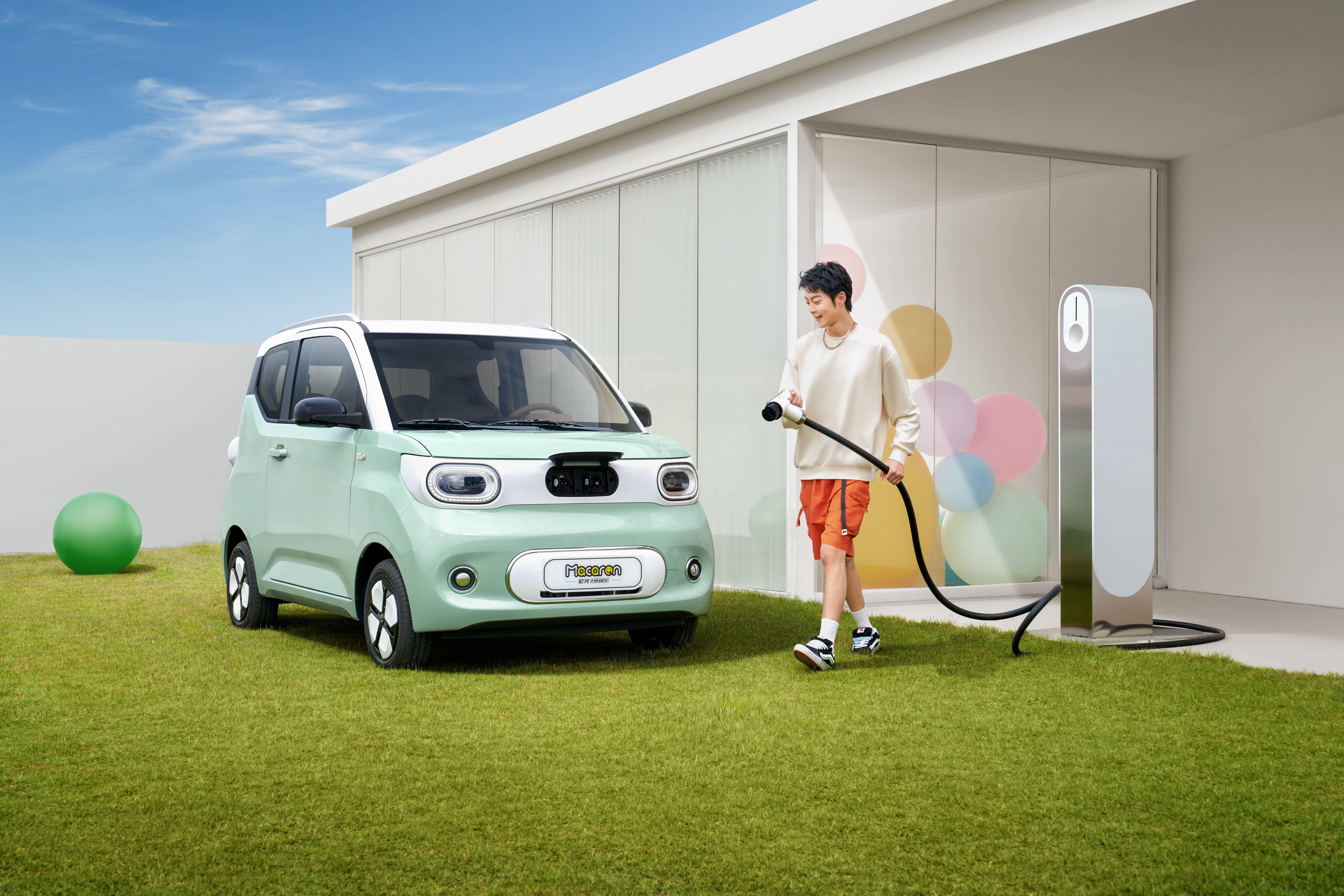 宏光miniev第三代马卡龙上市,售价4.68万 直接赠送3.5kw充电桩,首任