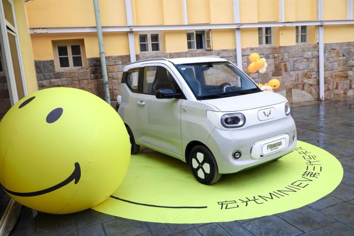 宏光miniev第三代马卡龙带着215km续航来了,只卖4.68万元,值得入?