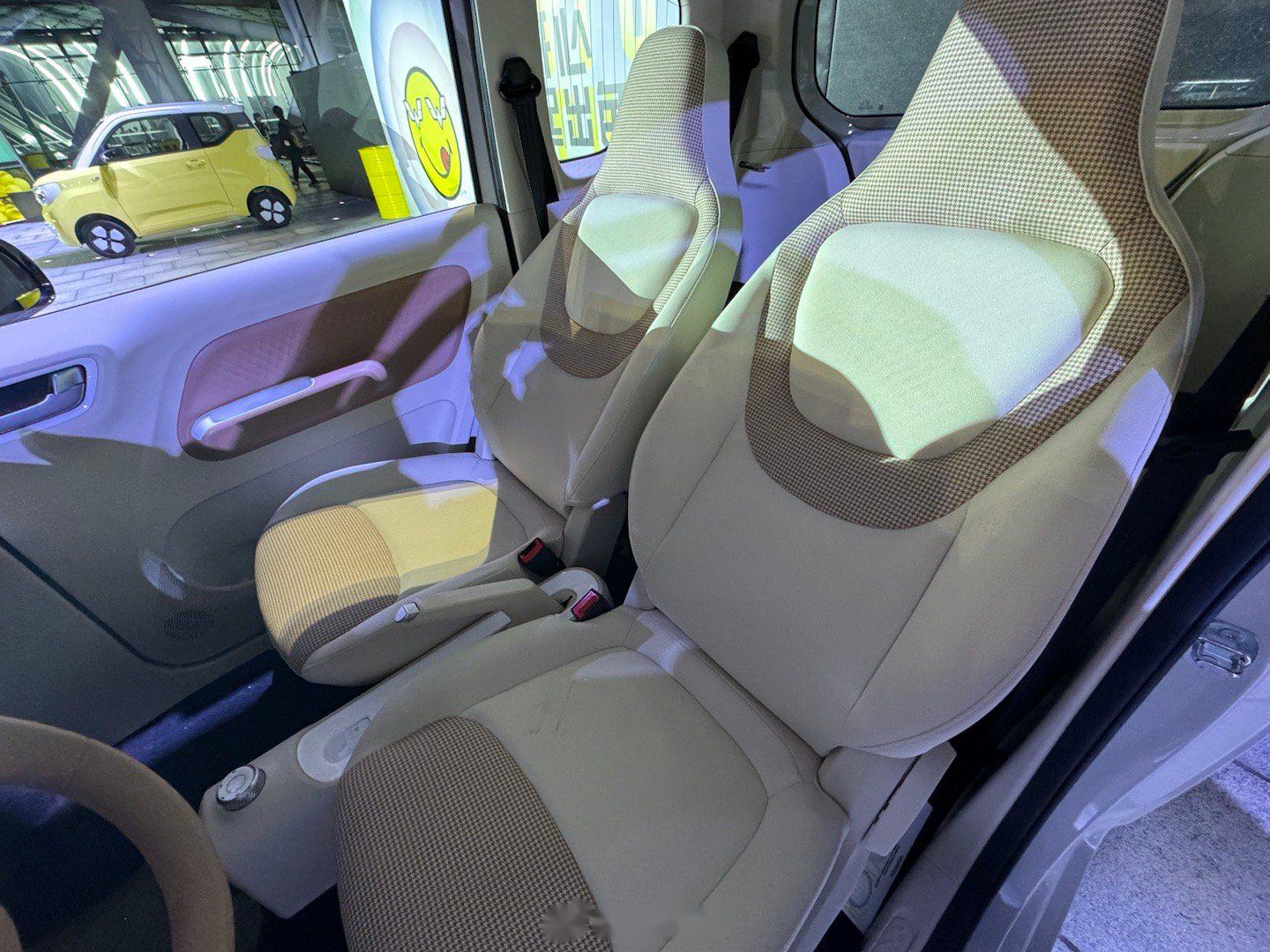 五菱宏光 miniev 又整活了!第三代马卡龙今天上市了.