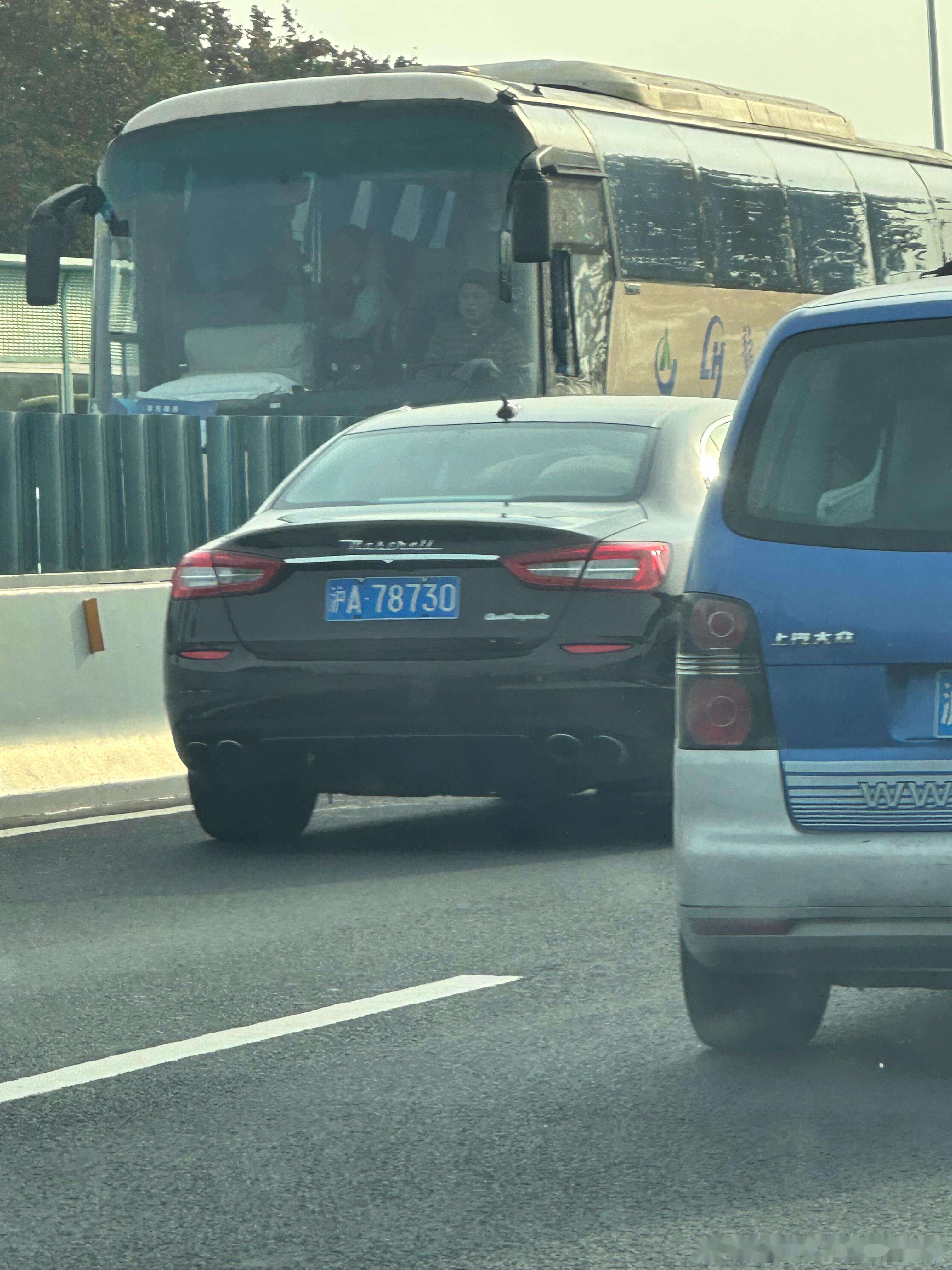 今日随拍 还只是路上的偶遇 沪a纯数字车牌真稀有 86式车牌换发 雅致