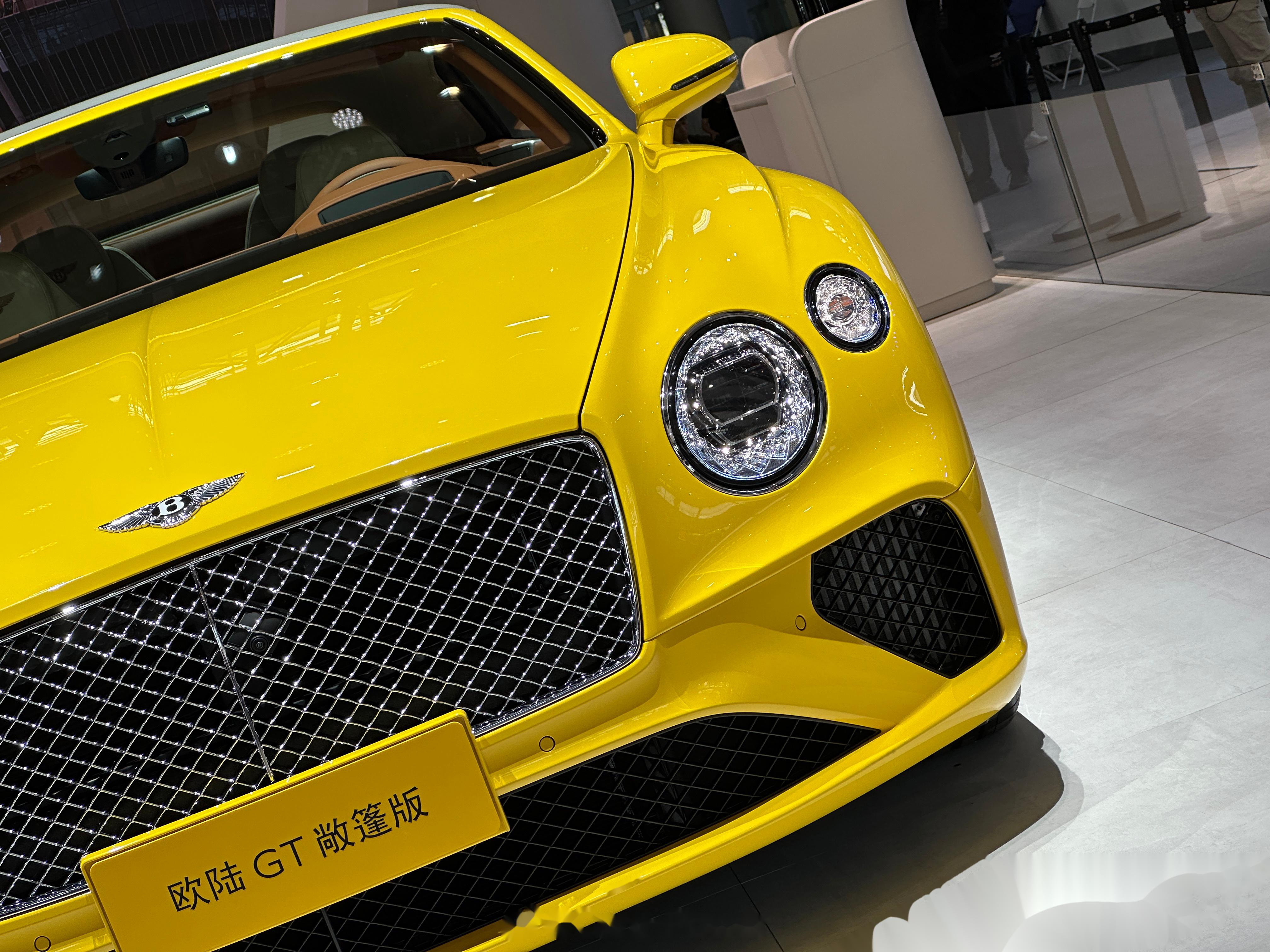 这台也太好看了吧! 😀😀😀黄色宾利欧陆gtc💛💛💛_有钱人