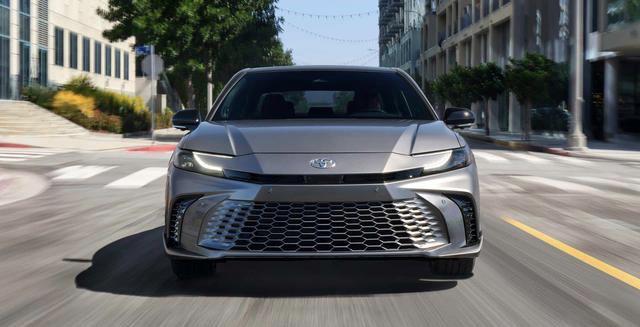 北京时间11月15日,全新第九代丰田凯美瑞海外版车型,在北美市场正式首