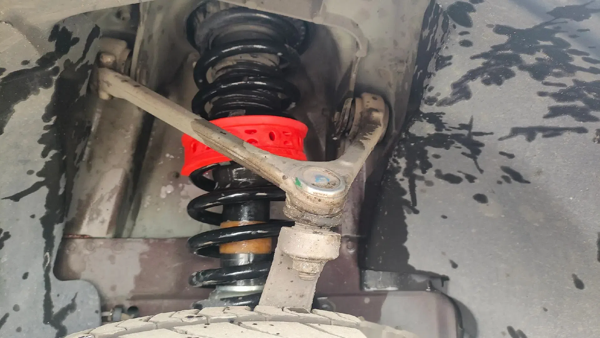 汽车弹簧缓冲器,也叫减震胶,主要效果是:避免底盘拖底,经过不好路况时