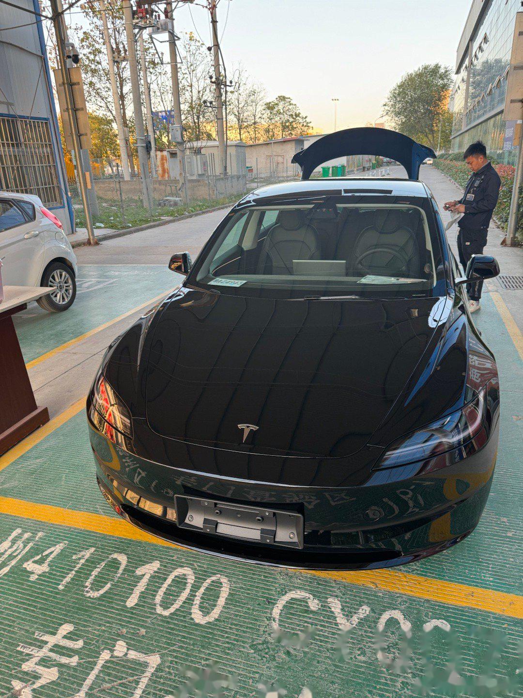 今天陪开奔驰的同事提他新买的特斯拉毛豆3