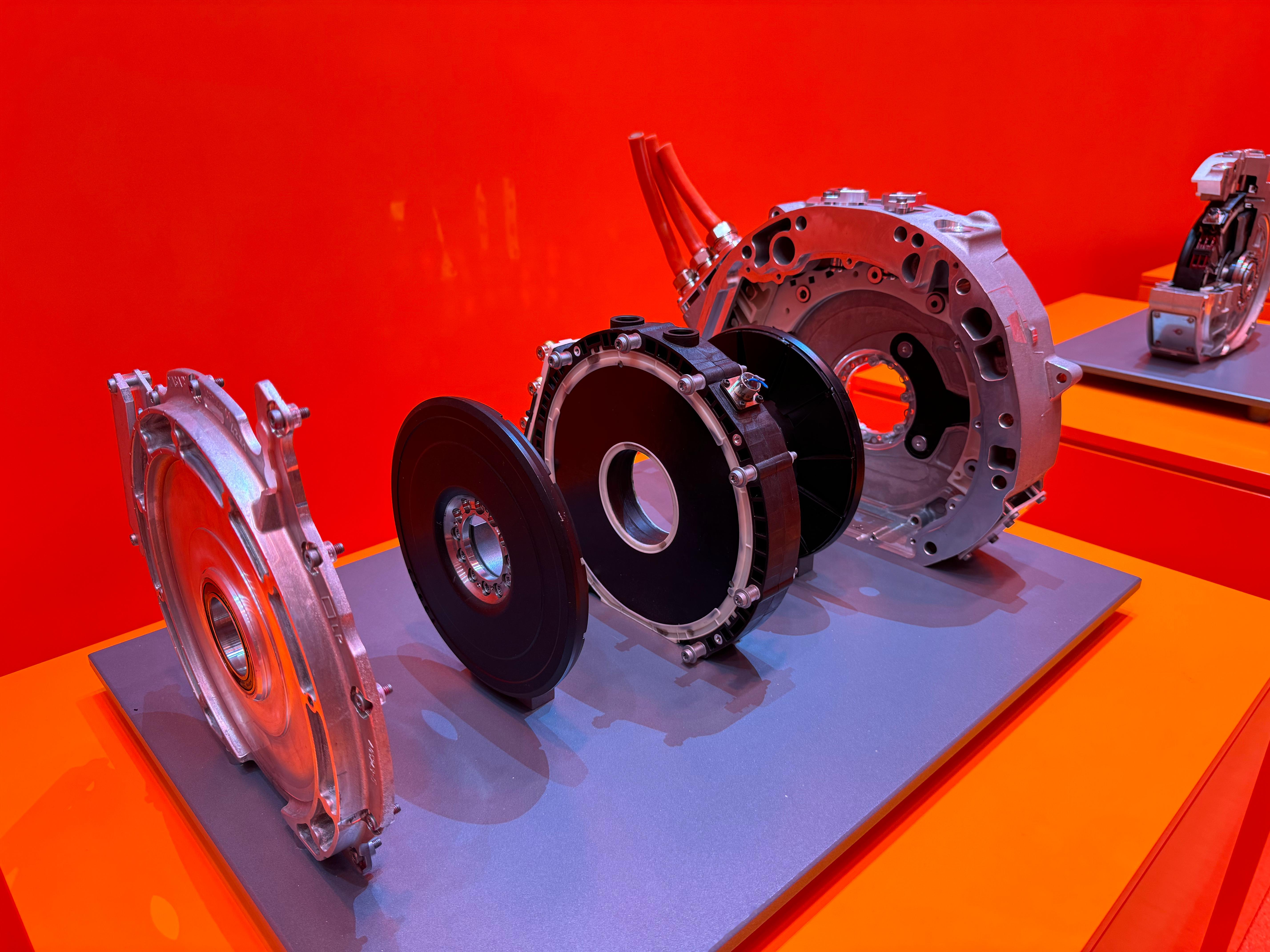 径向磁通电机 图一 轴向磁通电机 图二 轴向的体积更小,功率密度更高