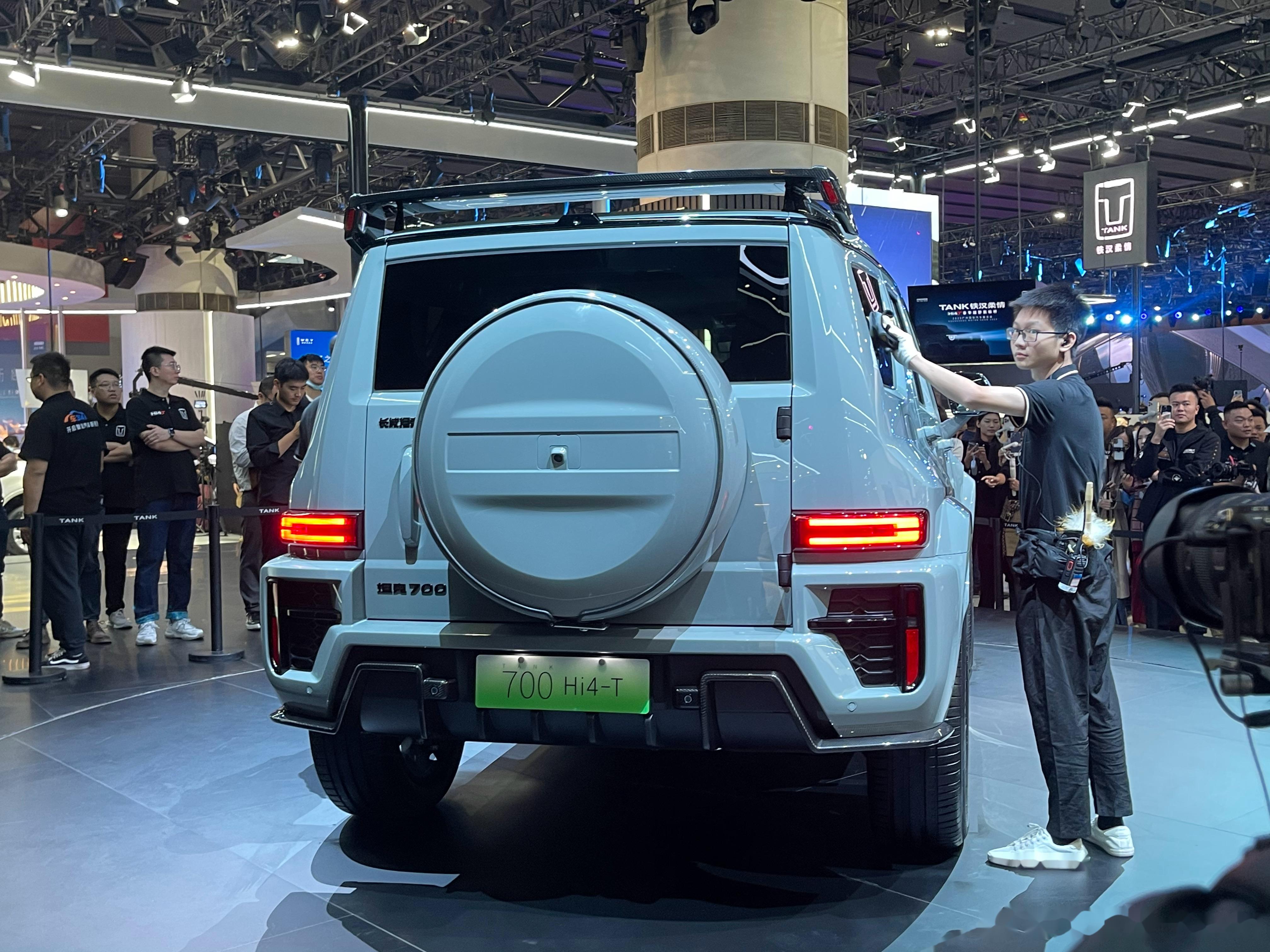 长城发了坦克700!6缸混动!3.0t779hat混动,5秒级加速,空气悬挂,可断