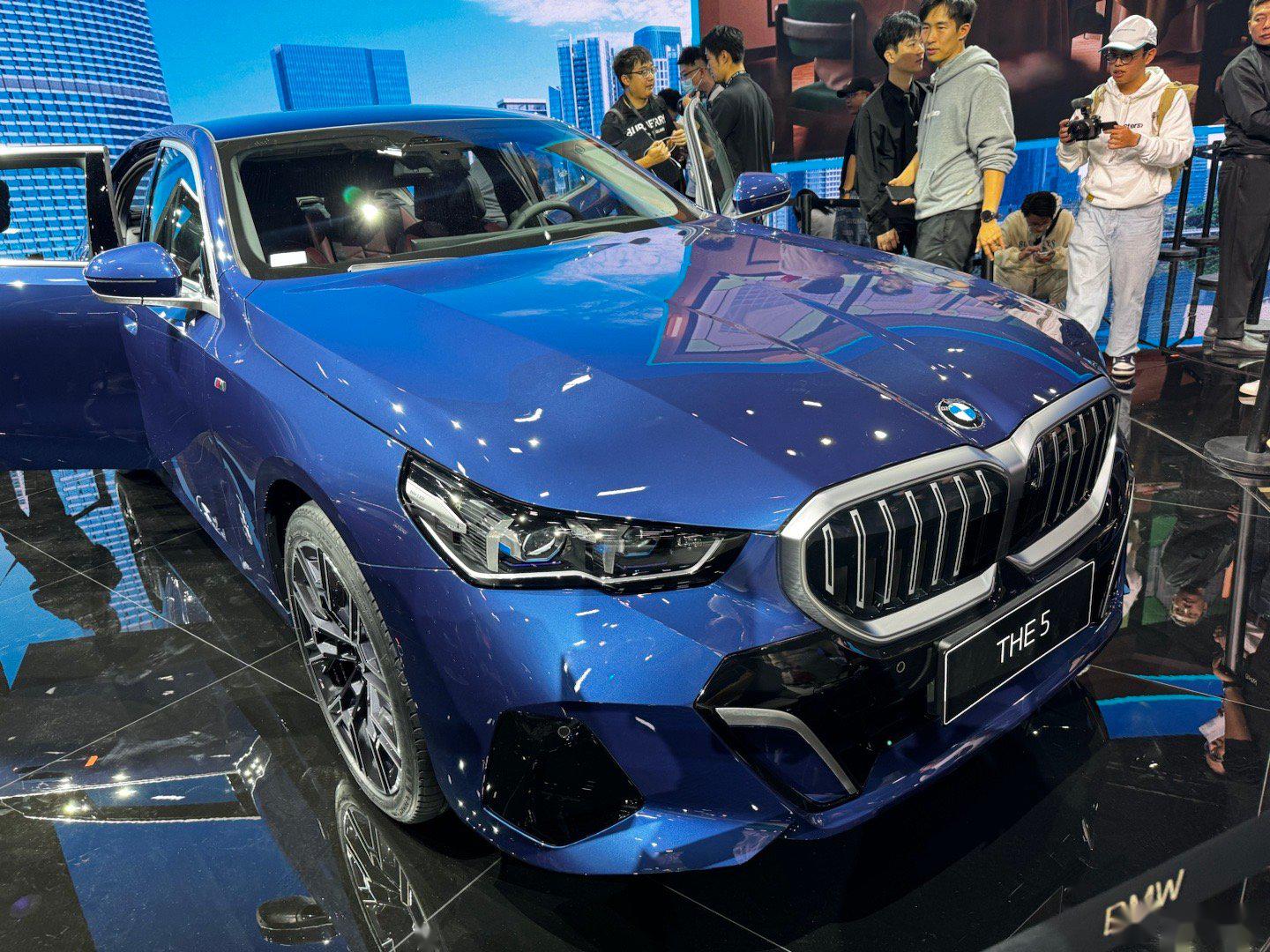 宝马新5系实车看着虽然还是觉得很别扭,但也不是完全不能接受,因为