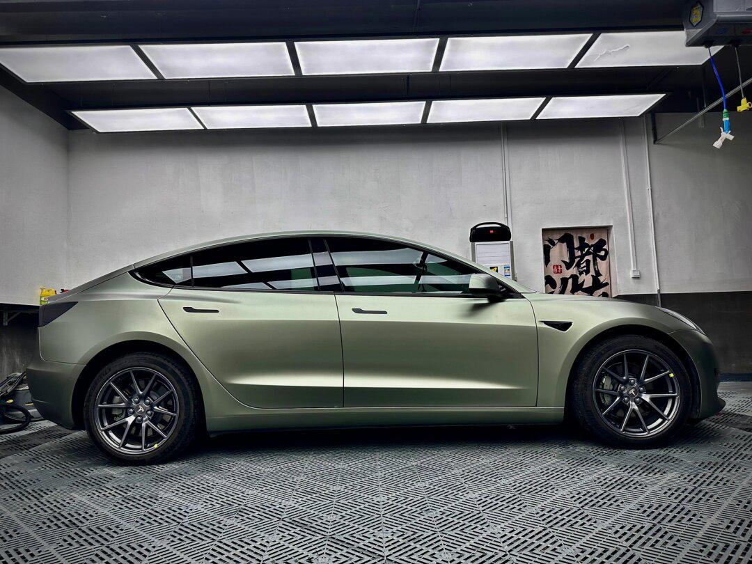 特斯拉model3 选了个非常小众的颜色