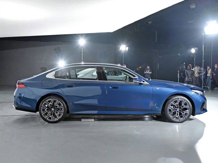 宝马全新5系长轴版530li m运动套装,可能是我个人依旧对这个大灯设计