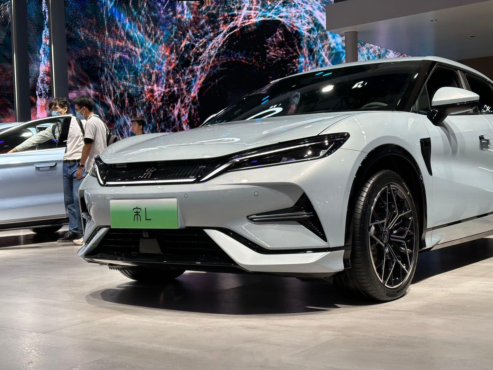 皆电 探馆抢先看——【比亚迪宋l 新配色际云青】 10月31日,宋l正式