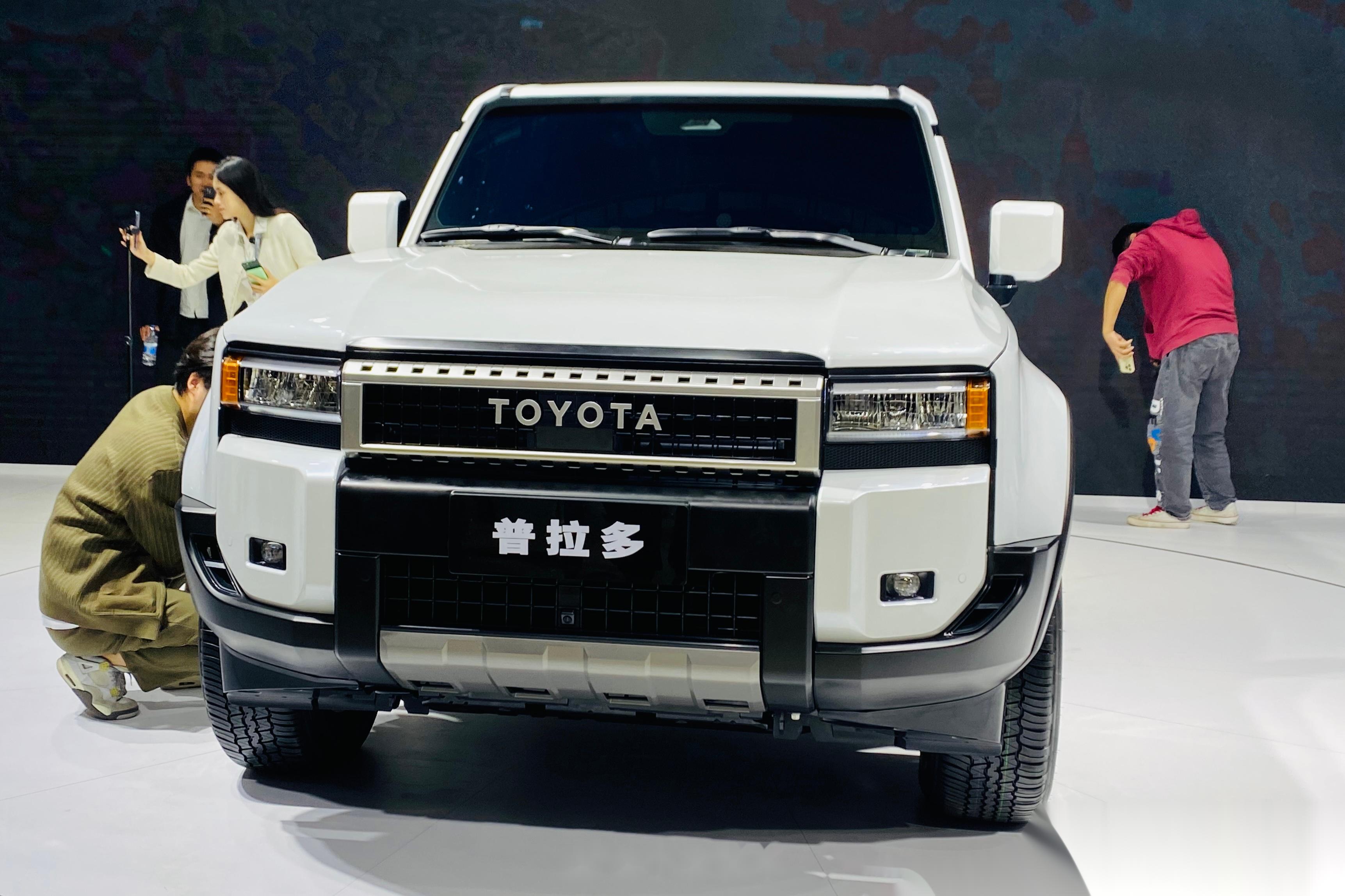 新款丰田普拉多终于亮相国内,这次来的是方灯的版本还可以选择圆灯