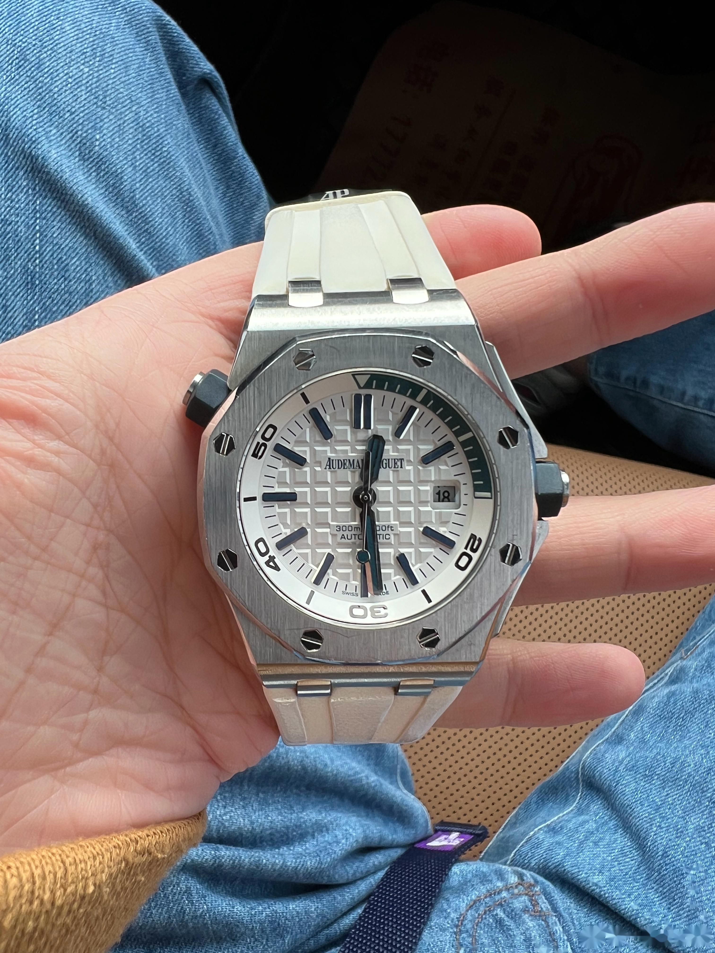 老舅的雷克萨斯es确实挺漂亮,开着也挺舒服的,虽然动力比较一般般,带