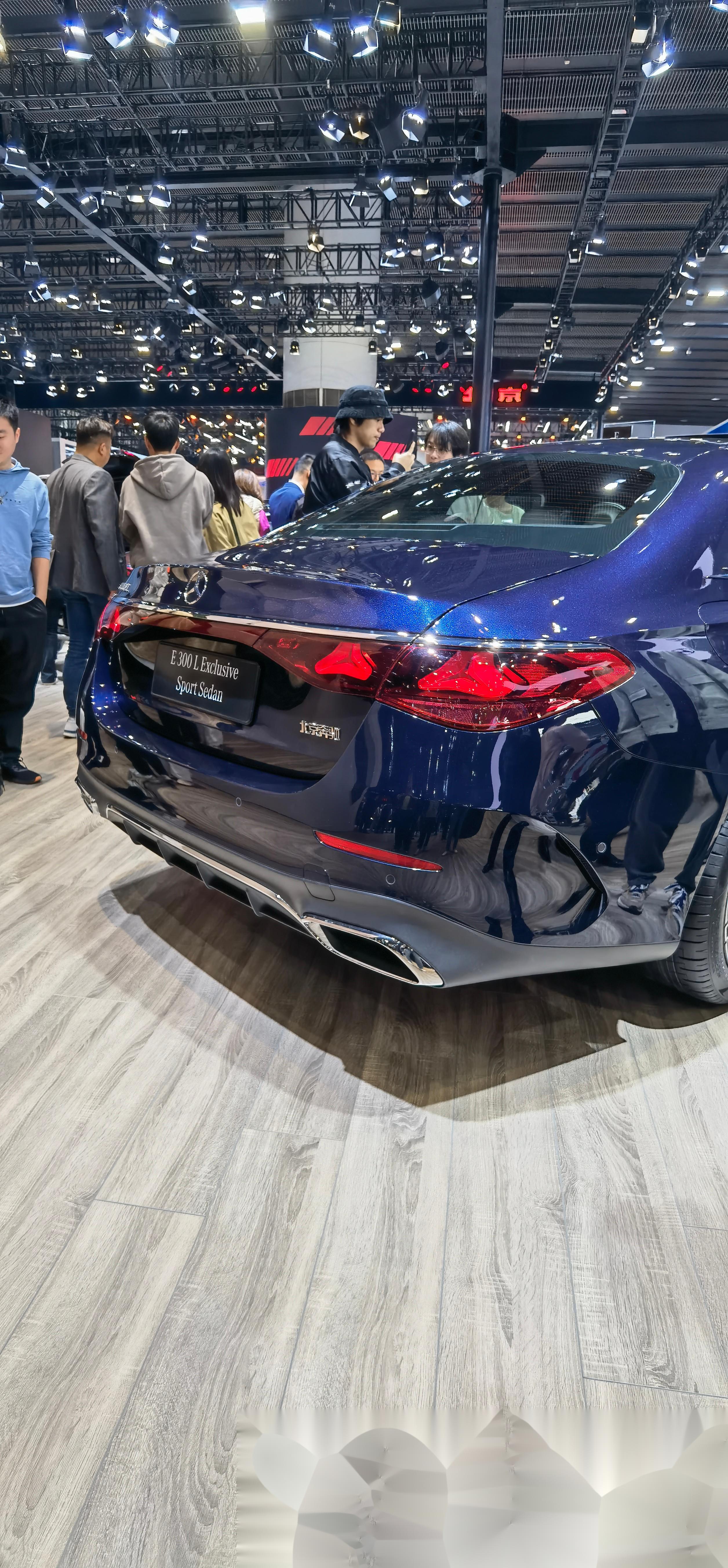 全新奔驰e级尾部实车效果还是挺好的,缺点依然是假排气