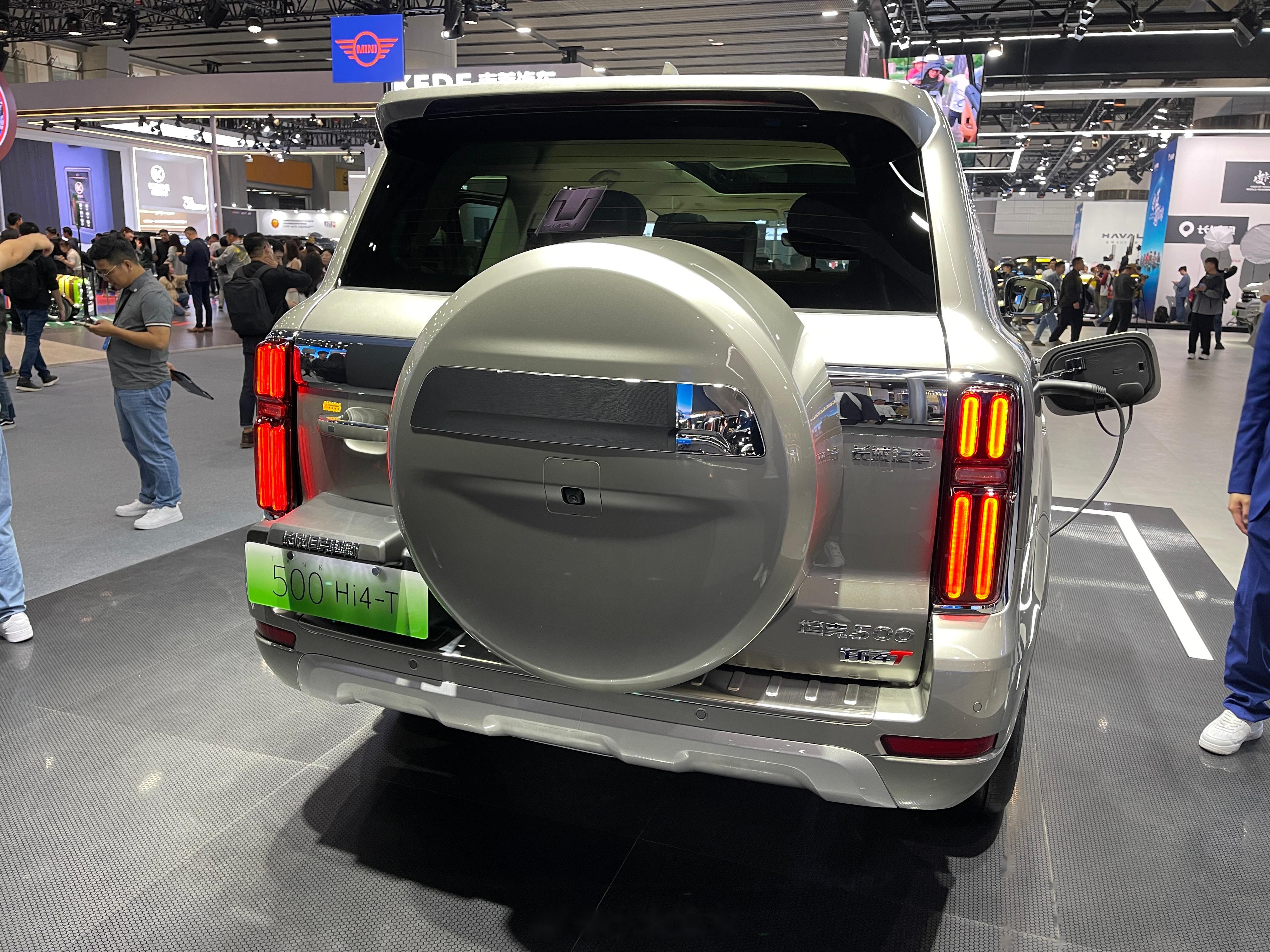 新款丰田普拉多终于亮相国内,这次来的是方灯的版本还可以选择圆灯