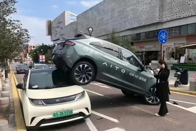 近日广州东莞有人试驾一辆问界m5试驾车飞到另一辆比亚迪身上谁该担责