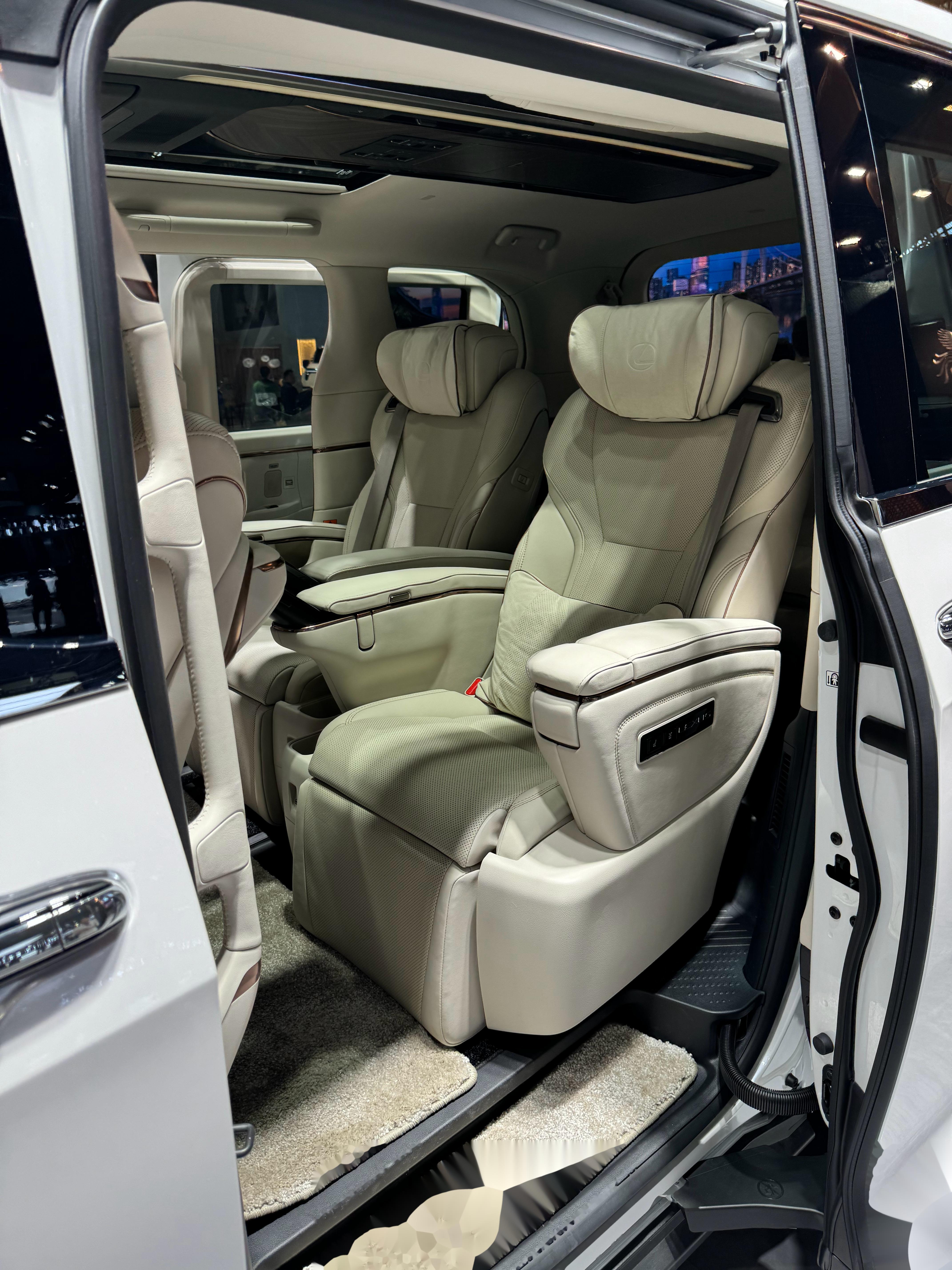 全新雷克萨斯lm500h正式上市,新车共推出2款配置,售价分别为125万(6座