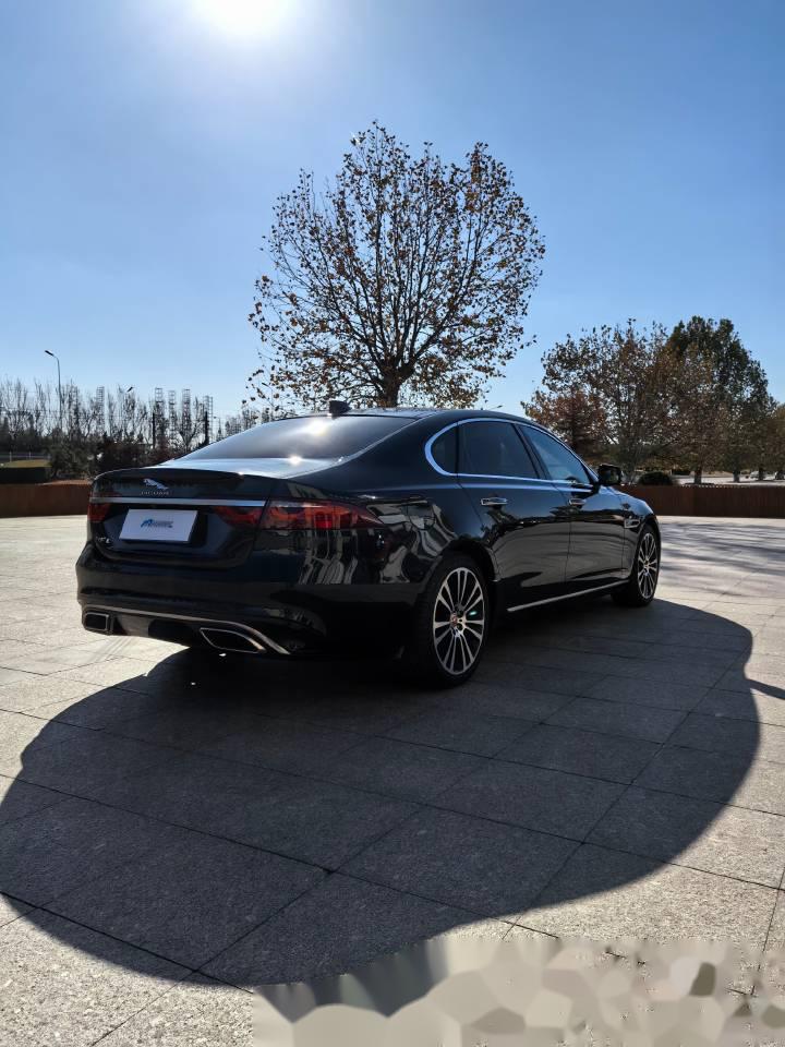 中午吃完饭,体验了一下同事昨天买回来的捷豹xfl,颜色漂亮,内饰和揽胜