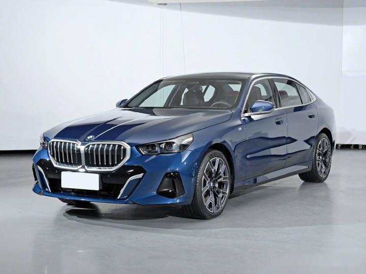 宝马全新5系长轴版530li m运动套装,可能是我个人依旧对这个大灯设计