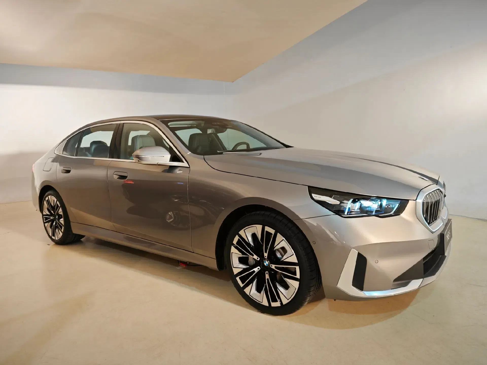 新能源汽车已成为了中国汽车市场的主流, 宝马这次也不甘示