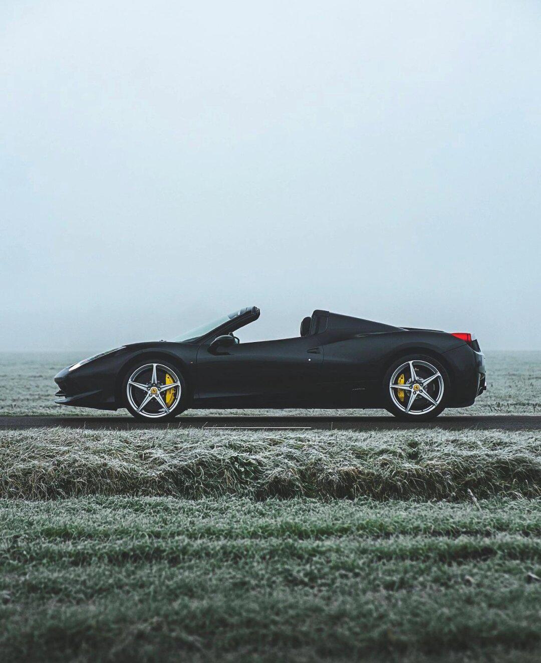 冰冻星球中黑色西装暴徒:法拉利458 spider