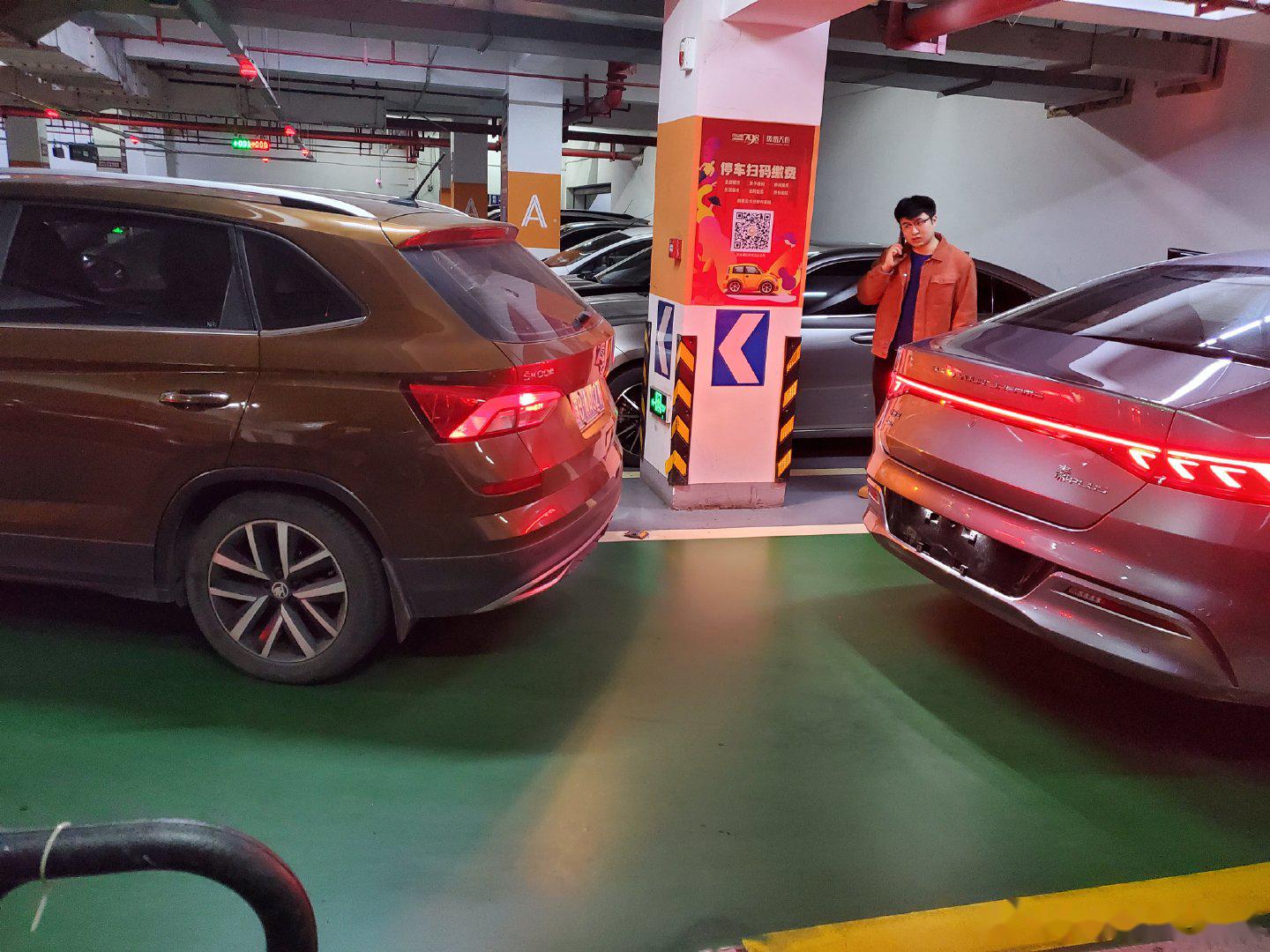 地下停车场我右转避让对方逆行车辆,等它们都通过后我再倒车回车道