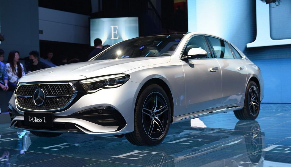 2023广州车展正式开幕,在本届车展期间全新一代奔驰e级长轴距版车型
