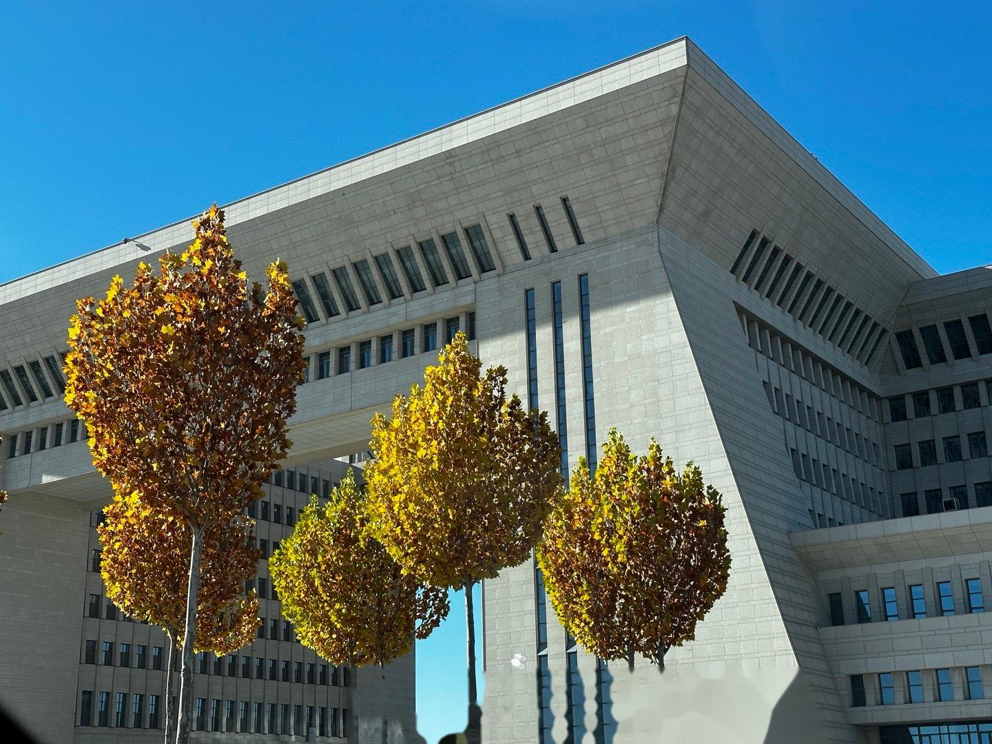 在新疆霍尔果斯我准备和老朋友,汽车资深媒体人很搭配,加上现在已经