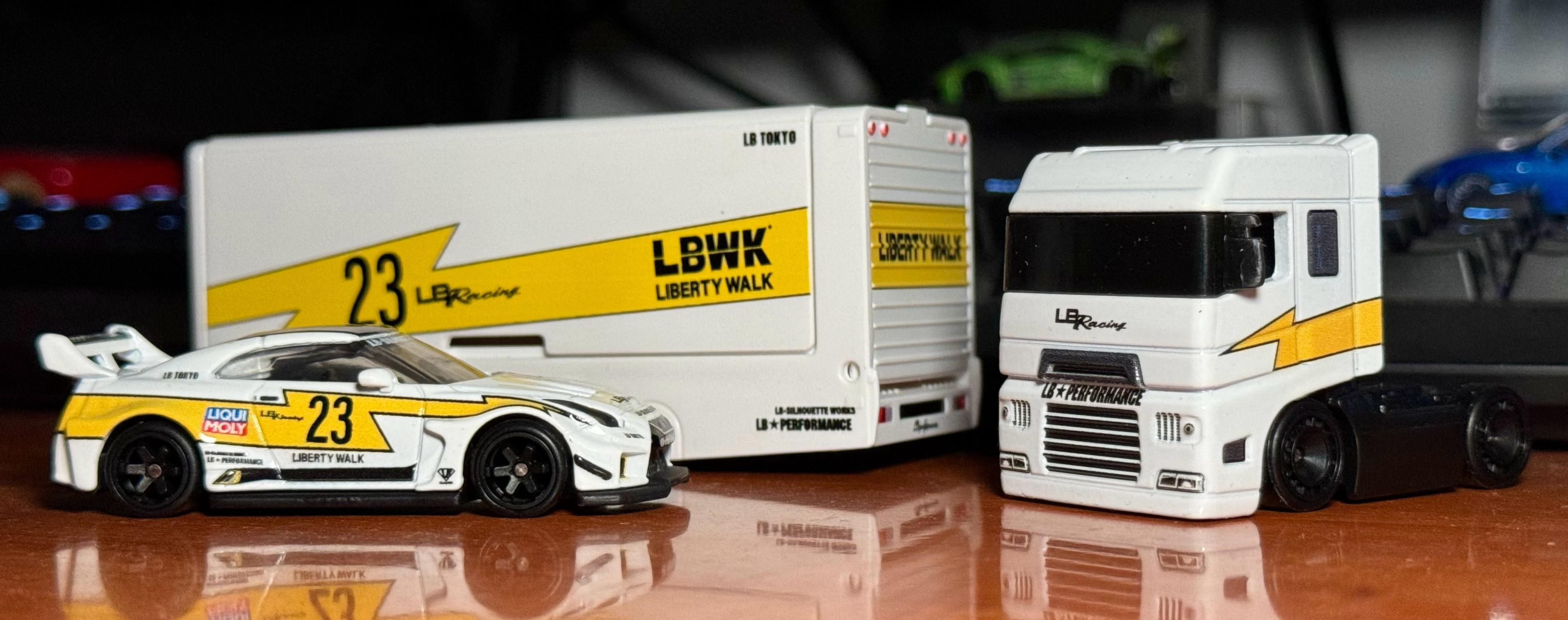 风火轮运输车队系列,新出了这个可拆卸的拖车头,货箱也可以3开门,可玩