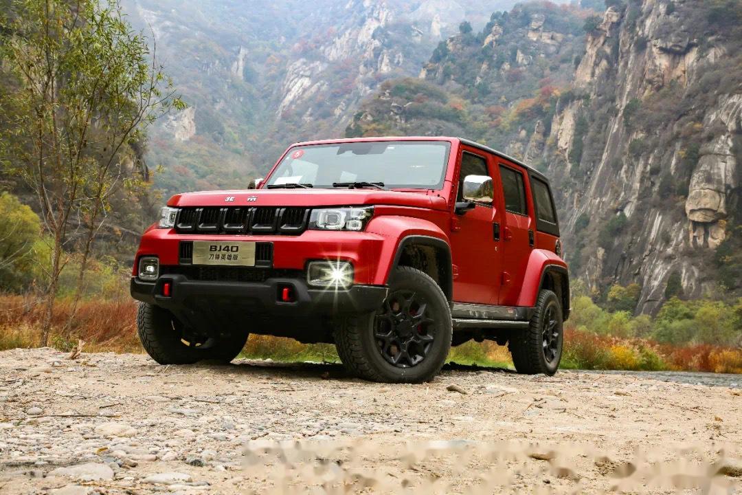 对于北京bj40你是喜欢左边的新款还是右边的老款